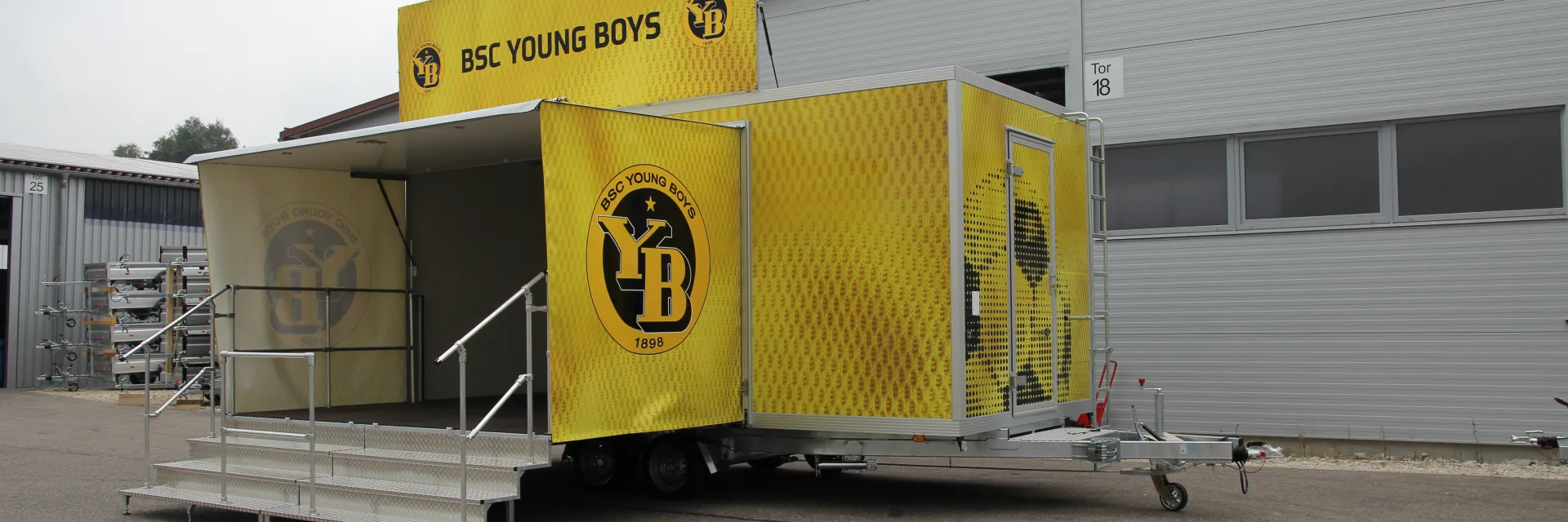 Anhänger mit Bühne