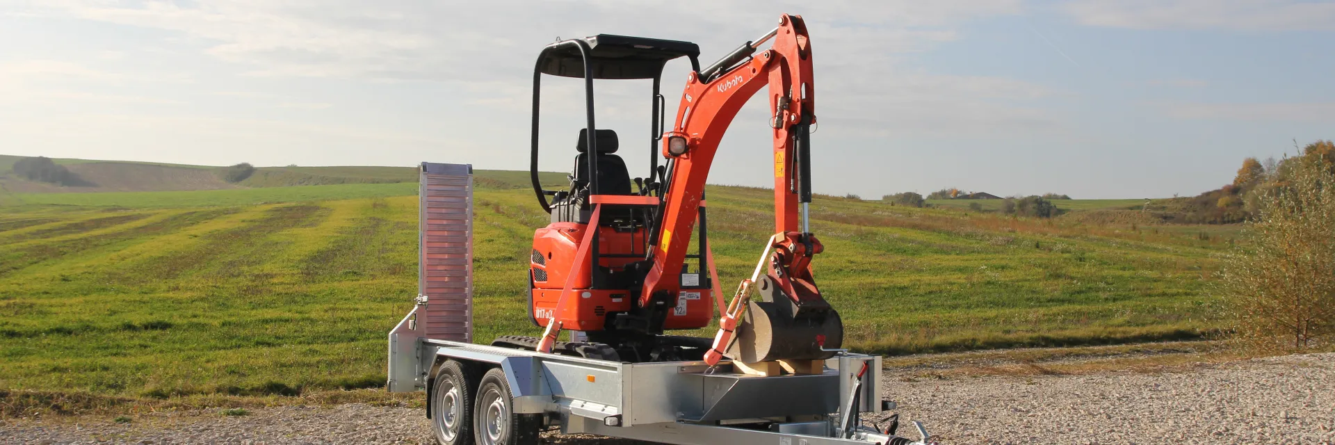 Minibagger auf Baumaschinenanhänger