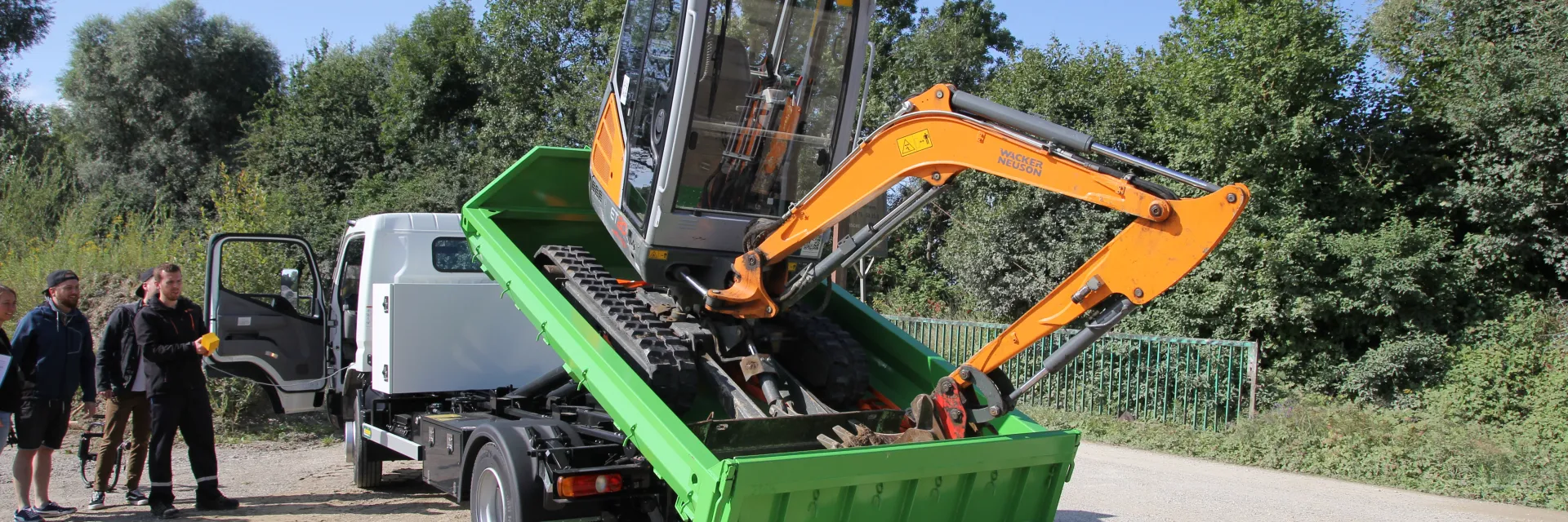 Abrollkipper mit Bagger 