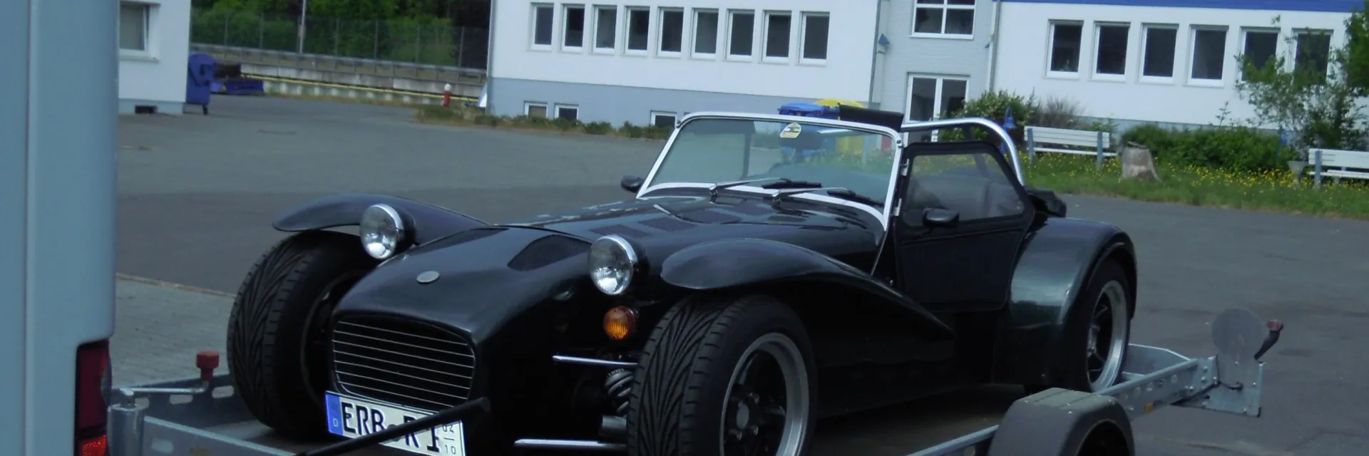 Absenkanhänger mit Oldtimer