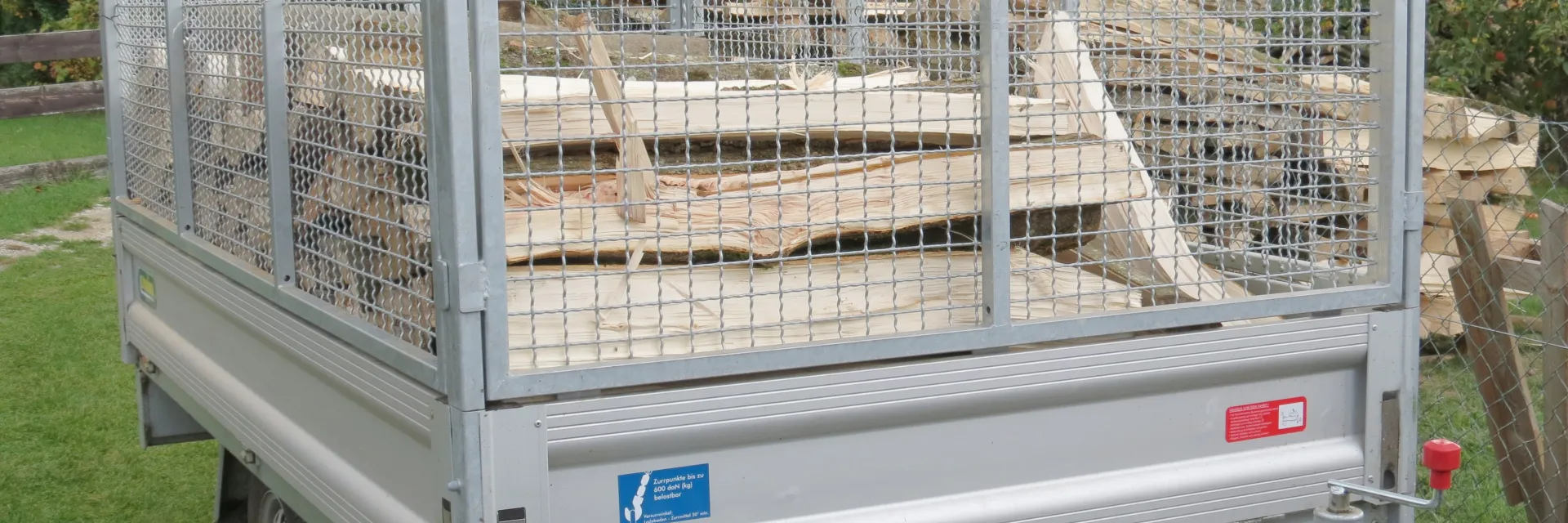 Anhänger mit Brennholz 