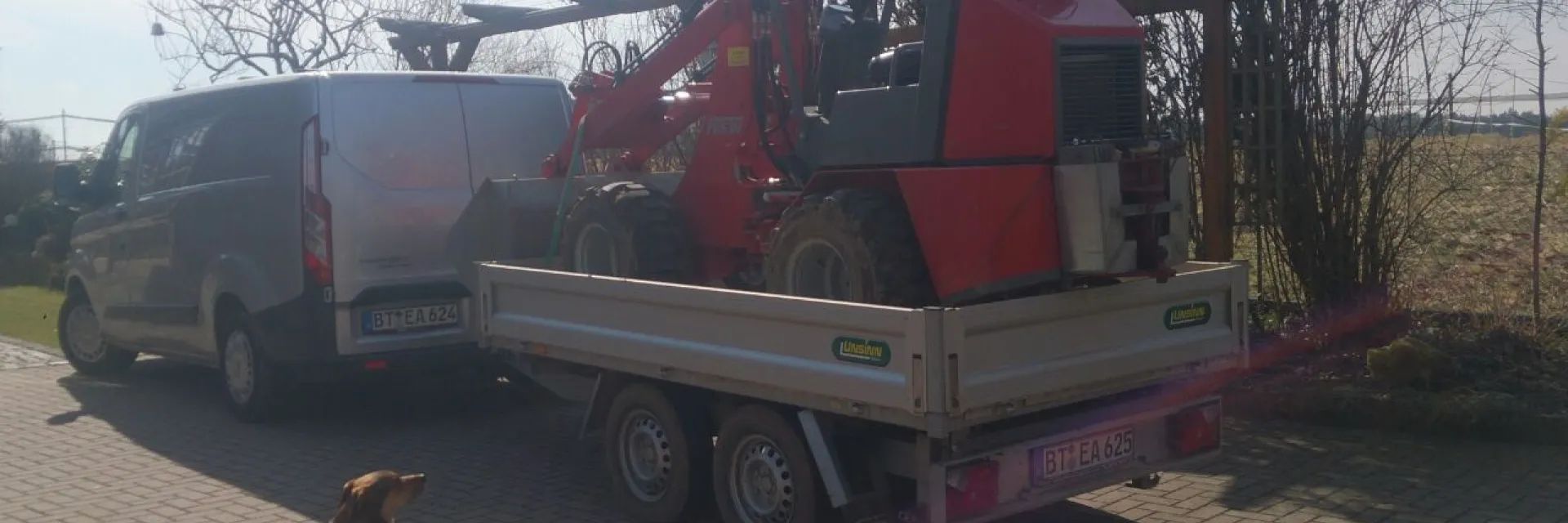 Kipper mit Baumaschine