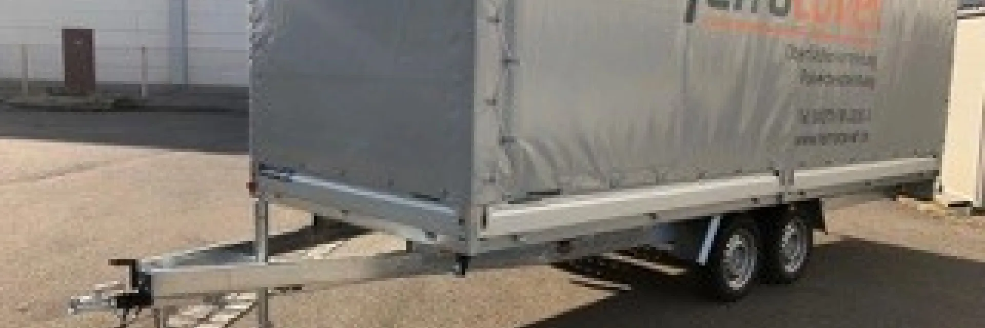 Plane mit Beschriftung