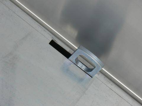 Stahlboden mit 6 versenkten Zurrringen anstelle Siebdruckplatte mit versenkten Zurrmulden, LH -20 mm