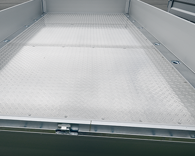 Siebdruckplatte mit Aluminium-Riffelblech belegt, IL x IB 5460 x 2440 mm