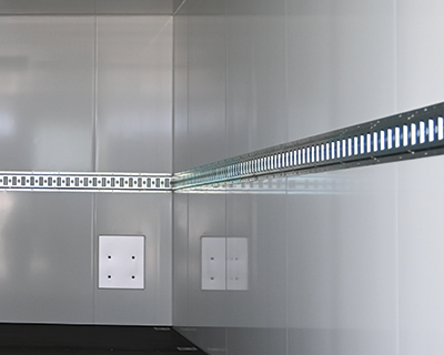 Schlitzankerschienen an der rechten Seitenwand auf Höhe 700 mm & 1200 mm montiert, IL 4260 mm