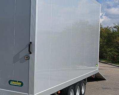 Zwei Rangiergriffe im Stirnwandprofil montiert