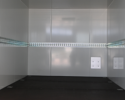 Schlitzankerschiene an der Stirnwand auf Höhe 900 mm montiert, IB 1770 mm