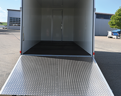 Auffahrklappe mit querliegendem Edelstahl-Drehstangen- verschluss, rutschhemmendem Aluminium-Riffelblech belegt, Durchgangsmaß B x H 2030 x 1890 mm,
Gesamtbelastung 1000 kg bei Achsabstand über 1000 mm