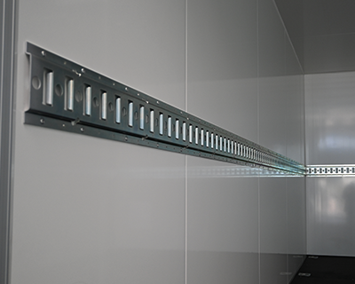 Schlitzankerschiene an der linken Seitenwand montiert, IL 6060 mm