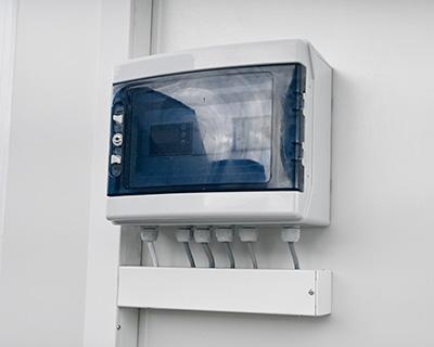 Verteilerkasten mit FI und Sicherungen innen an der Stirnwand in Fahrtrichtung links unten montiert und installiert, 230 V