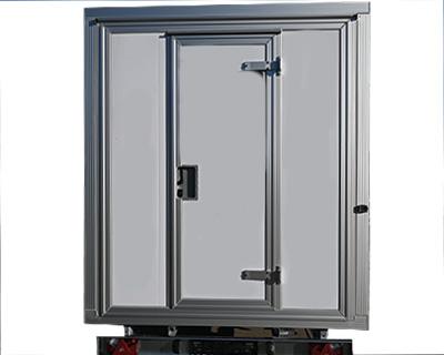 Tür mittig in der Heckwand anstelle in Stirnwand, mit Aluminium-Einfassung, Türdichtung,
Türdrückergarnitur innen und außen mit Zylinderschloss, Durchgangsmaß H x B = 2000 x 650 mm