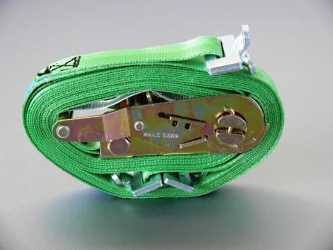 Seitenschürzen in Sonderfarbe (RAL) pulverbeschichtet mit Zurrpunkten, jeweils belastbar mit bis zu 400 daN,
geeignet für Zurrgurte und die Aufnahme von Radstoppern