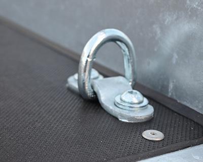 6 zusätzliche Zurrringe seitlich auf die Bodenplatte aufgeschraubt (maximale Anzahl)