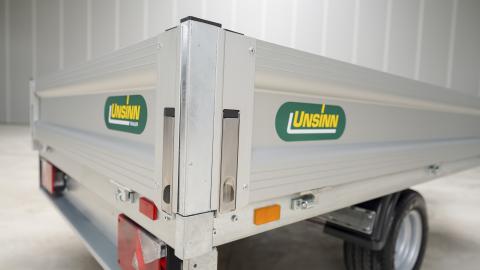 Bordwandaufsatz aus eloxiertem Aluminium 300 mm, 4-seitig, UNSINN-Profil, mit versenkten Verschlüssen,
IL x IB 2100 x 1100 mm