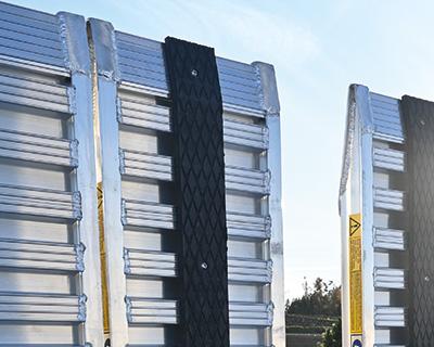 Ein Paar Gummiauflagen mit Stahlkern für Auffahrschienen