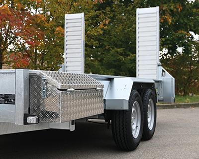 Werkzeugkiste aus Aluminium in Fahrtrichtung links an der Seitenwand montiert, Innenmaß 740 x 210 x 280 mm