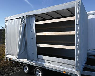 Schiebeplane in Fahrtrichtung rechts mit geschlossenem Dach, IL 3660 mm, bis Gestellhöhe 1450 mm