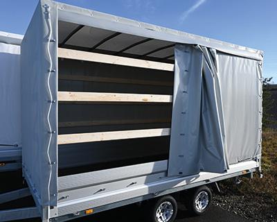 Schiebeplane in Fahrtrichtung links mit geschlossenem Dach, IL 7260 mm, bis Gestellhöhe 1450 mm