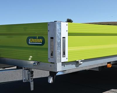 Bordwandprofil aus Aluminium 300 mm,
UNSINN-Profil in Sonderfarbe (RAL) pulverbeschichtet, Einfassungen Aluminium eloxiert, IL x IB 2300 x 1500 mm