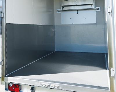 Scheuerleiste aus Edelstahl, dreiseitig umlaufend, montiert an Stirn- und Seitenwand, H = 1000 mm für Innenmaß 3060 x 1500 mm