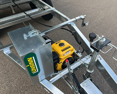 Benzin-Hydraulikaggregat inkl. Schutzabdeckung in V-Deichsel
montiert (anstelle der Elektrohydraulik)