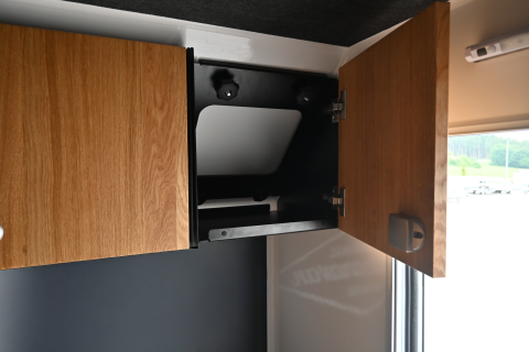 Hängeschrank, Außenmaße B x T x H = 690 x
345 x 345 mm, mit Türen aus Eiche Massivholz
an der Stirnwand,
lose beigelegt