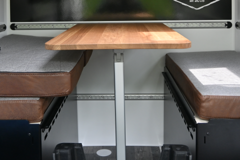 Tisch L x B = 990 x 850 mm aus Eiche
Massivholz, lose beigelegt