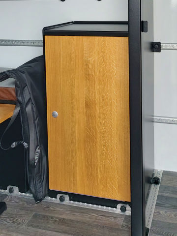 Schrank B x T x H = 495 x 440 x 900 mm mit
Türen aus Eiche Massivholz,
bestehend aus Arbeitsplatte, Fachboden, Edelstahlarbeitsfläche variabel einhängbar,
lose beigelegt