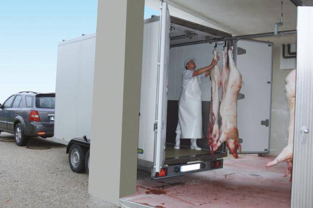 Kühlanhänger mit Rohrbahnen Transport Schweinehäften