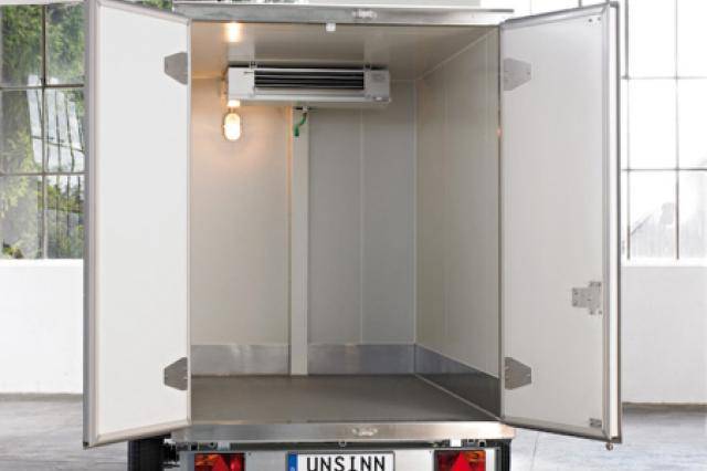 Kühlanhänger mit flachem Kühlaggregat