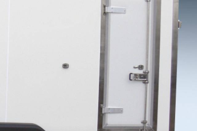 Kühlanhänger-mit-Seitentüre-und-Drehstangenverschluss