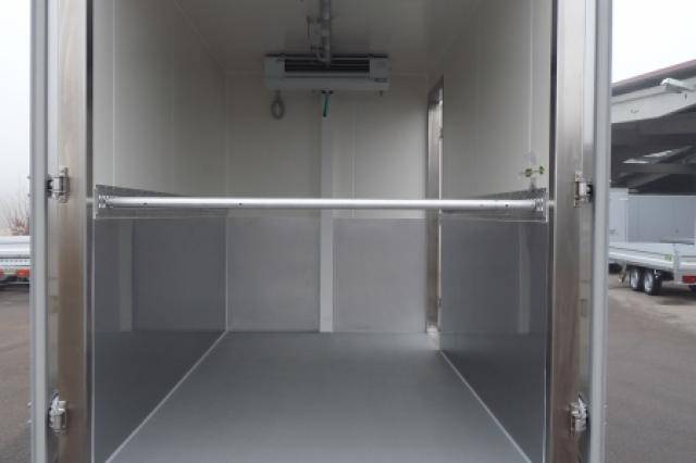 Kühlanhänger mit Sperrstange Ankerschiene