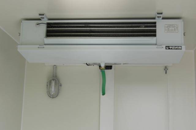 Kühlanhänger flaches Kühlaggregat