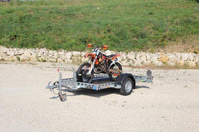 UNSINN Absenkanhänger mit Motorrad beladen