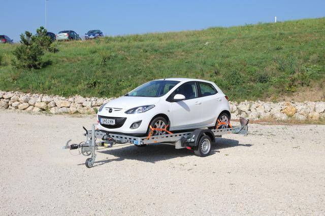 UNSINN Autoanhänger mit Auto beladen