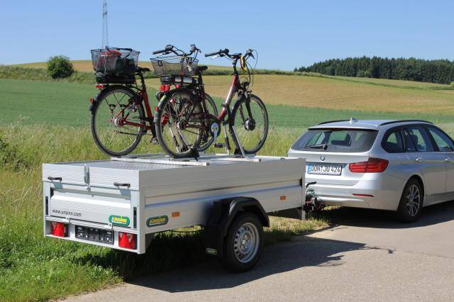 UNSINN Anhänger mit Fahrradständer und Fahrrädern
