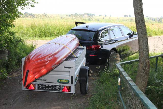 UNSINN Anhänger mit Canu beladen