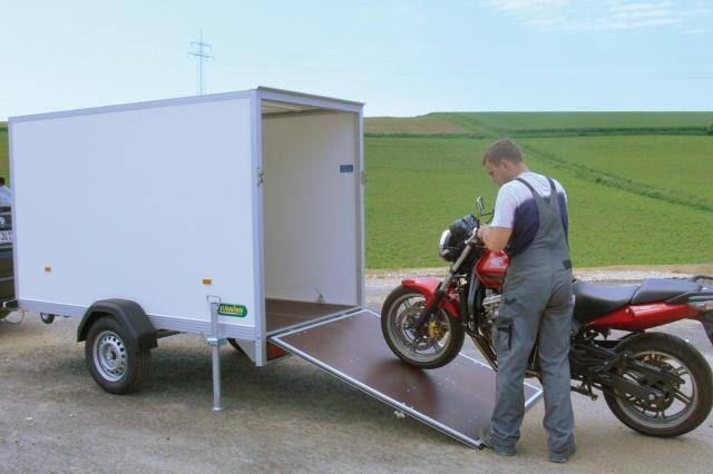 Kofferanhänger mit Auffahrklappe Motorrad einladen