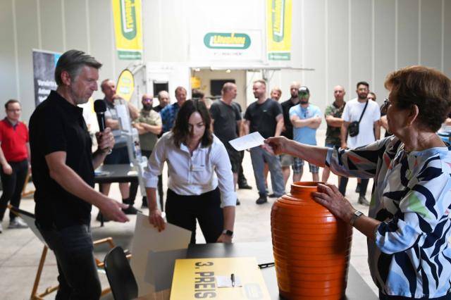 Personalleiter Herbert Aggensteiner (links), Anna Hirschbeck vom Gesundheitsmanagement (Mitte) sowie Glücksfee und Seniorchefin Sofie Unsinn (rechts) bei der Auslosung der Gewinner.