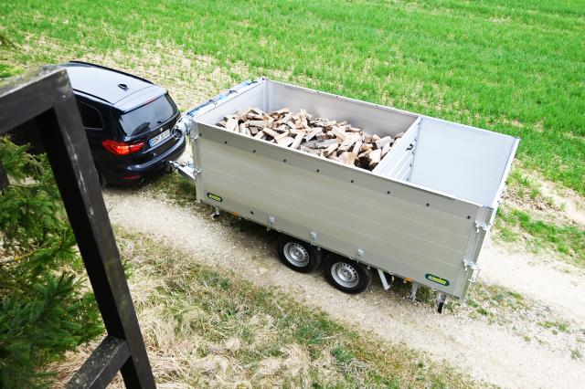 Brennholzanhänger UDK-B 3617-35-14 beladen, Ansicht von oben seitlich