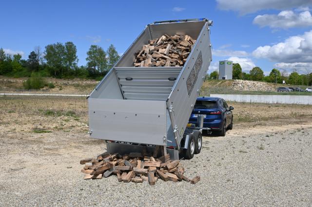 Brennholzanhänger UDK-B 3617-35-14 beim Kippen