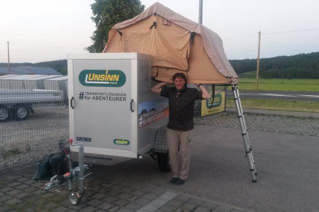 Kofferanhänger mit Faltzelt 