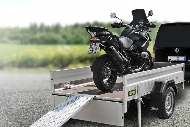 Kastenanhänger mit Schiene