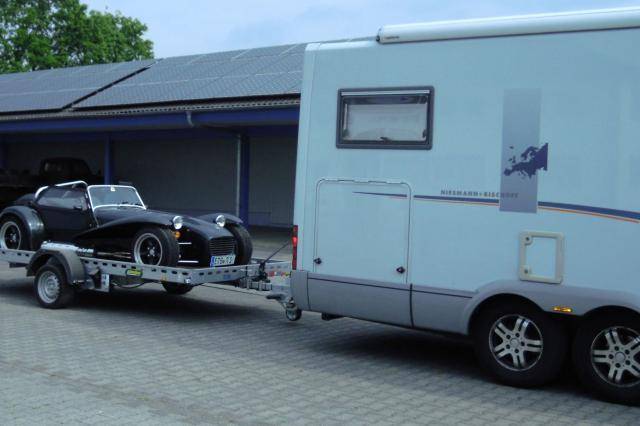 Oldtimer auf Anhänger mit Wohnwagen 