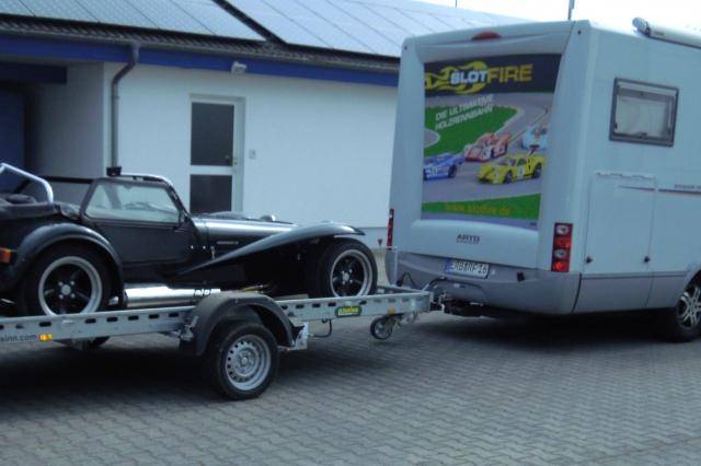 Auto auf Absenkanhänger mit Wohnwagen 