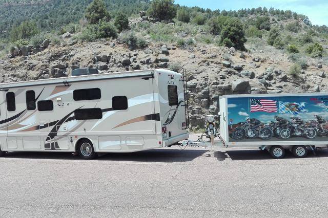 Kofferanhänger mit Wohnmobil