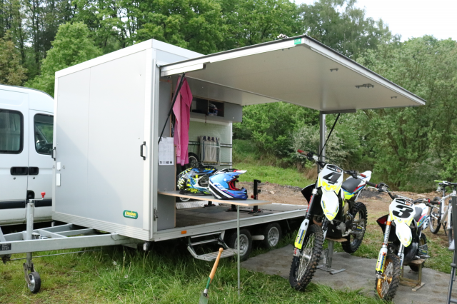 Koffernahänger mit Klappe 