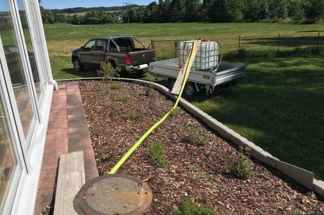 Wasserkanister auf einem Anhänger