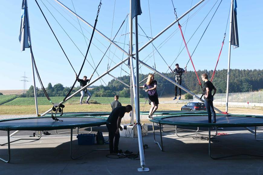 Neben Koordination, Kraft und Gleichgewicht‚ stand beim Bungee- Trampolin vor allem auch der Spaß im Vordergrund.